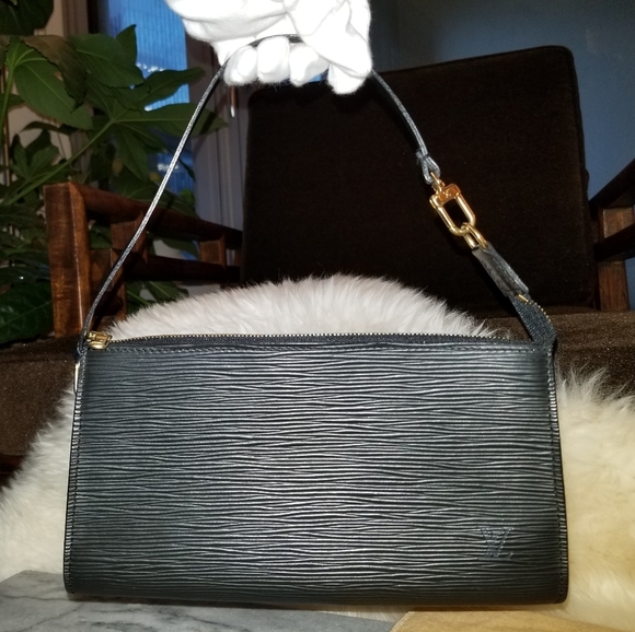 LOUIS VUITTON EPI POCHETTE Black hand bag - Picture 1 of 14